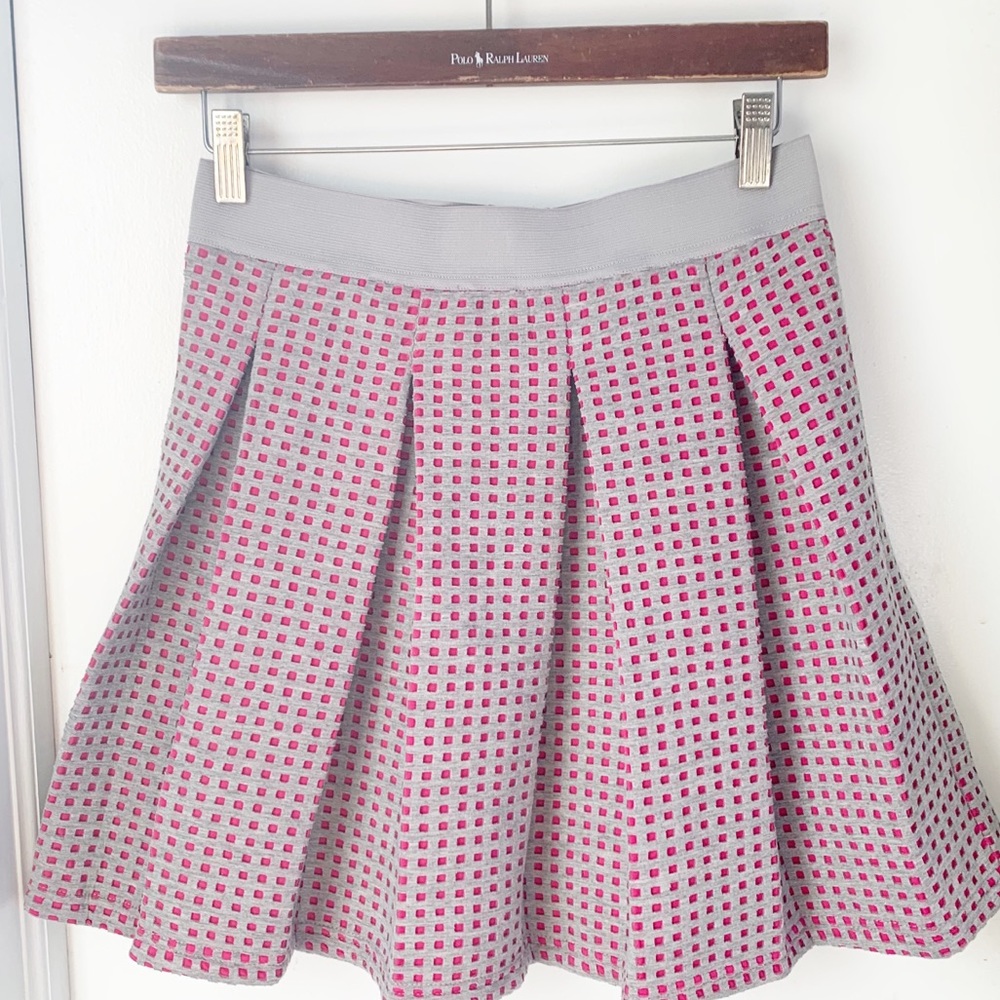ROMEO & JULIET COUTURE GRAY & MAGNETA SKIRT